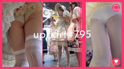 【upskirt#795】コスプレでイベントを楽しむ台湾美少女3人のエッチな下半身丸見えの逆さ撮りの画像