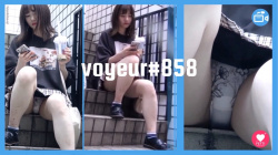 【voyeur#858】地雷っぽい JDくらいの女の子の階段パンチラ盗撮の画像