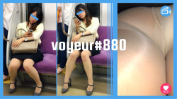 【voyeur#880】電車内で見つけた美人OLさんの対面盗撮と逆さ撮りの画像