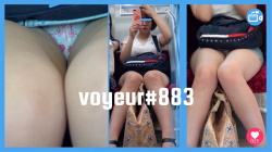 【voyeur#883】JDくらいの女の子の電車内対面パンチラの画像
