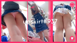 【upskirt#937】デニムスカート女子のピンクPとムチムチな花柄Pの女子追跡逆さ撮りの画像