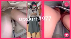 【upskirt#977】清楚でガード固めなロンスカお姉さん逆さ撮りの画像