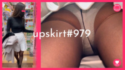 【upskirt#979】胸強調ニットのえちえちお姉さんのスト越し白P逆さ撮りの画像