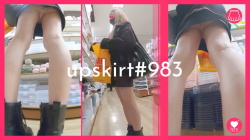 【upskirt#983】レザーミニタイトスカートの美脚ギャル逆さ撮りの画像