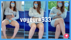 【voyeur#933】美人女性の水色Pを電車内バレバレ対面盗撮の画像
