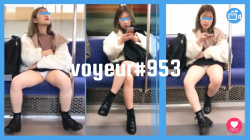 【voyeur#953】激ミニタイトスカートのDくらいの女の子の白Pとむっちり柔らか美脚対面盗撮の画像