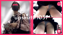 【upskirt#1037】かなり可愛い地雷系ファッションのオタク女子黒縞P逆さ撮りの画像