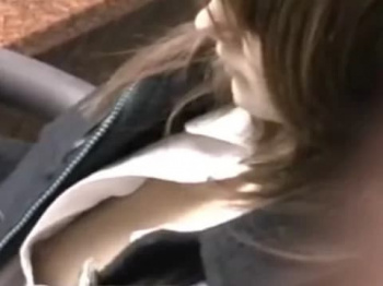 盗撮動画ギャラリー：Yシャツのボタンを外して涼むOLの乳首の画像