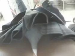 盗撮動画ギャラリー：電車で通学中のスカート丈が短いJKをフロントからの画像