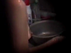 盗撮動画ギャラリー：隣家のお風呂を隙間からこっそりとの画像