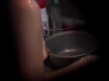 盗撮動画ギャラリー：隣家のお風呂を隙間からこっそりとの画像