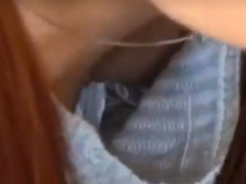 盗撮動画ギャラリー：服を買いに来たJDの胸チラからパンチラまでの画像