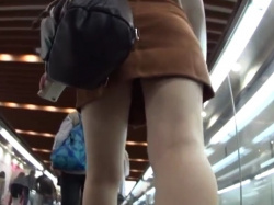 盗撮動画ギャラリー：超美人ギャルのスカート内をエスカレーターでの画像