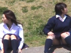 盗撮動画ギャラリー：友達と河川敷に座っている制服女子たちのスカート内を撮影の画像