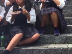 盗撮動画ギャラリー：お弁当を食べている制服女子のスカート内の画像