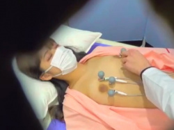 盗撮動画ギャラリー：心電図検査を受けるお姉さんの画像