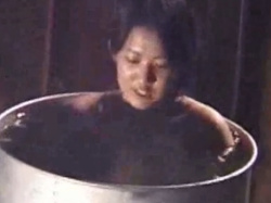 盗撮動画ギャラリー：楽しそうにドラム缶風呂に入浴する女子大生の画像