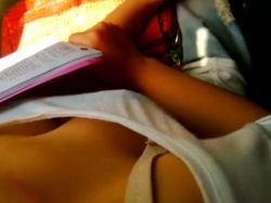 盗撮動画ギャラリー：バス内でお姉さんの胸元の画像