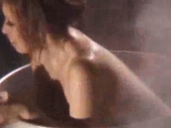 盗撮動画ギャラリー：ドラム缶風呂で楽しそうに入浴するギャルの画像