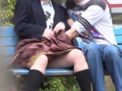 盗撮動画ギャラリー：公園のベンチで手マンするカップルの画像
