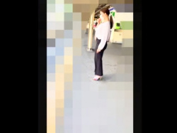 盗撮動画ギャラリー：駅のホームで見つけたお姉さんの胸元の画像