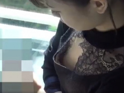 盗撮動画ギャラリー：服の隙間からお姉さんの胸元の画像