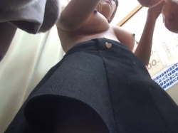 盗撮動画ギャラリー：試着室で着替えるハイスペック女子の画像