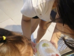 盗撮動画ギャラリー：子連れママさんに近づいて胸元を撮影の画像