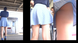 パンチラ盗撮 女子大生 水色パンツを電車内で強引撮影の画像