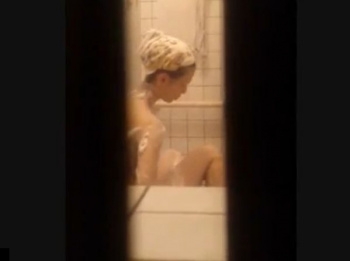 盗撮動画　敷地内に無断で入り込み浴室窓からスレンダーJDの娘さんの裸体を隠し撮り！！の画像