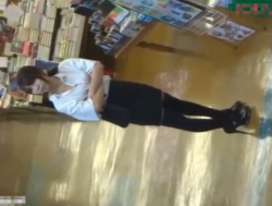 盗撮動画　ニーハイ美少女のOL風ギャル！書店のスカート内を逆さ撮りしてパンチラ捕獲して公開するｗｗｗの画像