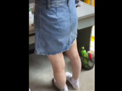盗撮動画　同僚女子社員のスカート内を隠し撮りすると純白パンティ履いてて個人的に好感度爆上げｗｗｗの画像