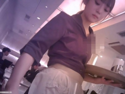 盗撮動画　出張先ホテルのレストランで可愛い店員さんを見つけたのでスカート内を逆さ撮りしてパンチラを入手してきたｗｗｗの画像