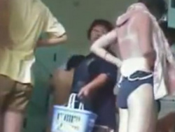 【隠撮HD動画】これってヤバイやつだよね！女子風呂脱衣所に潜入した女撮り師が業者に持ち込んだリアル映像の内容が危なすぎる！！の画像