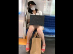《盗撮動画》純白パンティを愛用する大人女子のOLお姉さんが電車で居眠り中だったので股間を凝視ｗｗｗの画像