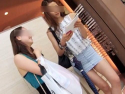 【盗撮】アジア系のスレンダー美脚美人のお嬢さんからパンチラを尾行して逆さ撮り！の画像