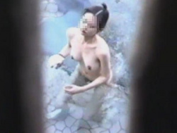 【盗撮】絶景女子風呂隠し撮り！旅館自慢の離れの女湯は望遠カメラで超絶美女の全裸さえ覗き放題！の画像