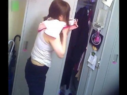 【盗撮】女子更衣室に店主の男がカメラを仕掛けてバイト女子達の着替えを撮影して所有していた！の画像