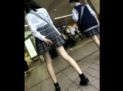 【盗撮】某駅前で通学中の超スレンダー美少女を隠し撮りしたガチ本物パンチラを投稿掲示板で公開！の画像