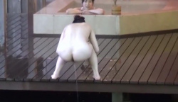 【JK風呂盗撮】関西弁の女子高生が露天風呂にテンションが上がり･･･マ〇コひん剥いて草むらに大放尿ｗの画像
