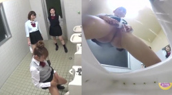 【JK放尿盗撮】女子トイレのドアが開かず、男子トイレでおしっこし始めた女子高生15人。テンション上がって立ちション大会にｗの画像
