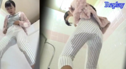 【トイレ盗撮】白い長ズボン履いた女性がおしっこ漏らしちゃう動画。せっかくトイレまで来れたのに。の画像
