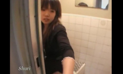 【おしっこ動画】放尿中にトイレのドアを開けちゃうドッキリ♪女子5人はどういう反応をするのか？の画像
