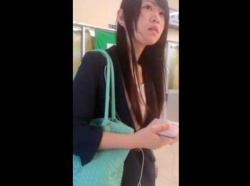 【盗撮動画】バレたら即逮捕！駅構内で声掛けした美人お嬢さんの後を付け回してスカートを捲りパンチラを無断撮影！！の画像