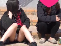 【盗撮動画】放課後の制服女子校生の股間を隠し撮り！清純美少女の女性器がはみ出してしまってる！！の画像