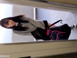 【盗撮HD動画】現役JKの清純美少女の下半身を逆さ撮り！マンション・エレベーター内で連日の隠し撮り行為！！の画像
