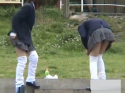 《盗撮動画》ルーズソックスが懐かしい！放課後の現役女子校生の油断した股間からパンチラを望遠カメラで隠し撮り！！の画像