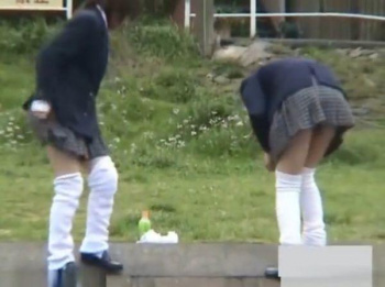 《盗撮動画》ルーズソックスが懐かしい！放課後の現役女子校生の油断した股間からパンチラを望遠カメラで隠し撮り！！の画像