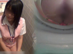 《無修正》女子トイレ盗撮動画！制服OLたちが利用する洋式便器内に隠しカメラを仕掛けて放尿マンコを激写！の画像