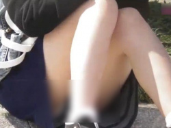 【盗撮】路肩の縁石に腰かけたギャルの股間からパンティがチラ付いてるので隠し撮りしておいたｗｗｗの画像